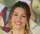 La ravissante Jessica Biel, le charmant Justin Chambers et le musclé Dwayne Johnson... face à des extra-terrestres !