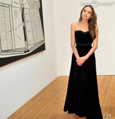 Angelina Jolie sublime dans une robe Armani