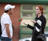 Marcia Cross discute avec un membre de l'équipe de production avant de terminer sa journée de travail sur le tournage de Desperate Houseswives le 16 novembre 2009
