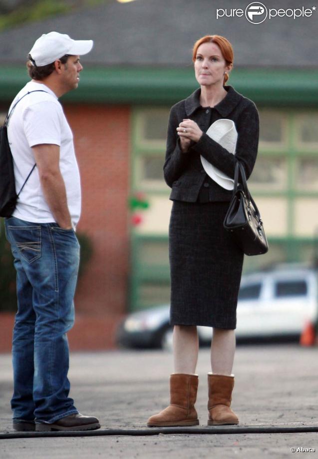 Marcia Cross discute avec un membre de l'équipe de production avant de terminer sa journée de travail sur le tournage de Desperate Houseswives le 16 novembre 2009