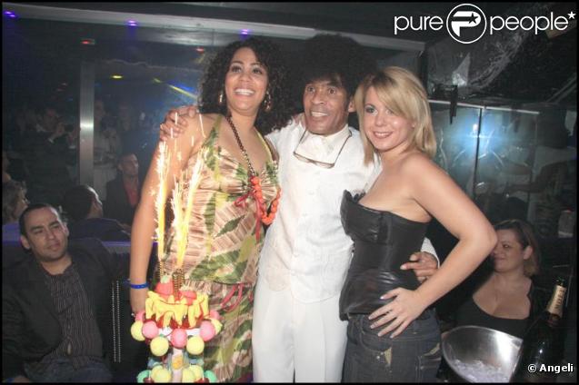 Cindy de Secret  Story et le chanteur du groupe Boney M lors de l'anniversaire de ce dernier au Queen le 16 novembre 2009