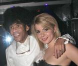 Cindy de Secret  Story et le chanteur du groupe Boney M lors de l'anniversaire de ce dernier au Queen le 16 novembre 2009