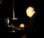 Claude Bolling rejouant la bande-originale de Borsalino lors de la soirée annonçant la sortie du film en dvd le 16 novembre 2009 à Paris
