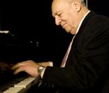 Claude Bolling lors de la soirée annonçant la sortie en DVD du film Borsalino le 16 novembre 2009 à Paris