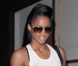 Ciara sortant d'un salon de beauté de West Hollywood, le 17 novembre 2009