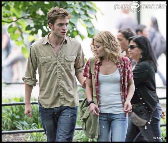 Robert Pattinson et Emilie de Ravin sur le tournage de Remember Me à New York en juillet 2009