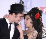 Les parents d'Amy Winehouse ont toujours vu d'un mauvais oeil la relation de leur fille avec son mari Blake Fielder-Civil ! En même temps, on les comprend quelque peu... Pour Mitch, le papa d'Amy, ce Blake est terriblement dangereux pour elle !