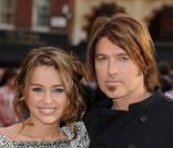  Billy Ray Cyrus a des intentions beaucoup plus intéressées... En effet, ce chanteur country qui n'a jamais réellement connu la gloire profite de la célébrité de sa petite Miley. Pas très cool... try, tout ça ! 
 