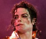 Si il y en a bien un qui a vu en son enfant, une vraie mine d'or, c'est bel et bien Joe Jackson ! Entre lui et Michael Jackson, c'était une véritable guerre. Après sa disparition, le patriarche profite encore de la notoriété post-mortem du roi de la 