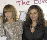 <p>Tina Knowles est toujours derrière les pattes de sa Beyoncé de fille mais leur relation est encore très pure. Chez les Knowles, le business c\'est une question de famille !</p>
<br />