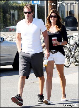  Cindy Crawford, son mari Rande Gerber emmènent leurs enfants Kaya et Presley au Starbucks avec une copine de Kaya le 15 novembre 2009 à Malibu 