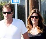 Cindy Crawford : En mini-short, elle affiche à 43 ans, ses jambes de rêve et profite de... sa famille du bonheur !