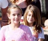  Cindy Crawford, son mari Rande Gerber emmènent leurs enfants Kaya et Presley au Starbucks avec une copine de Kaya le 15 novembre 2009 à Malibu 