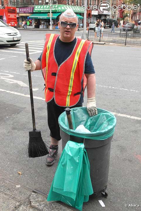 Boy George exécute ses travaux d'intérêt général à New York en août 2006 