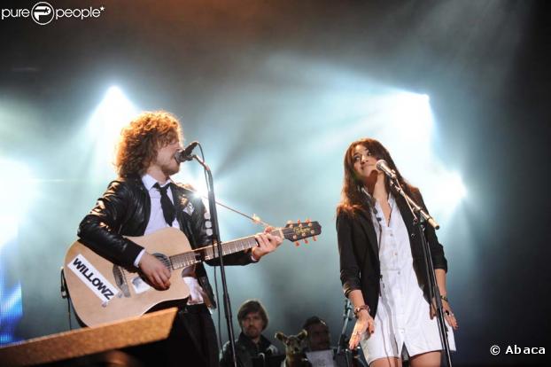 Julien Doré et Camelia-Jordana en duo pour le festival Musik'elles, à Meaux, le 25 septembre 2009.