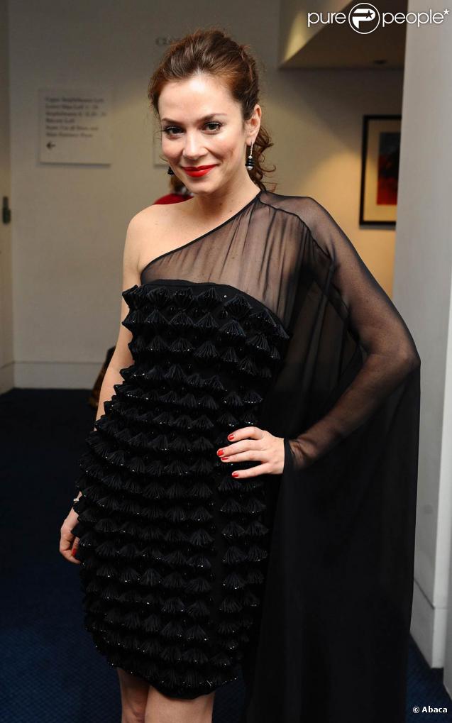 La belle Anna Friel à la Royal Opera House de Covent Garden, à Londres, où se tiennent les Evening Standard Theatre Awards, le 23 novembre 2009. 