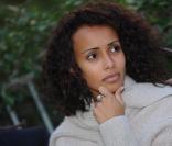 Sonia Rolland, les cheveux au naturel, bouclés et sublimes 