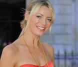 Tess Daly dans le clip de  Sweet Harmony , par The Beloved.