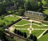 Le château de Robbie Williams acheté 8,5 millions d'euros en février 2009. 