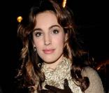 Kelly Brook sort du théâtre Noel Coward à Londres après avoir joué dans Les Calendar Girls le 24 novembre 2009