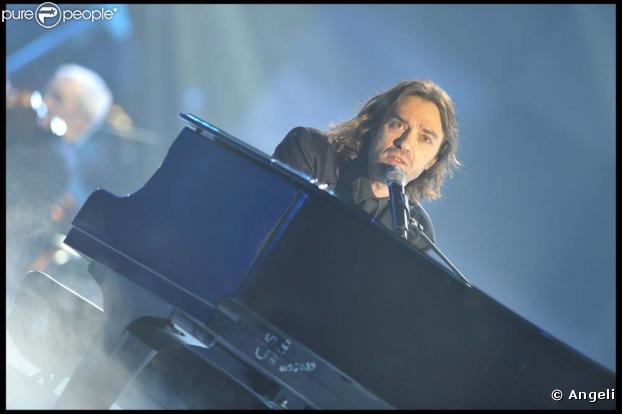 Stanislas sur scène au Zénith de Paris, pour les Victoires de la musique le 28 février 2009.
