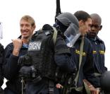 Alain Bernard et Hugues Duboscq jouent aux otages pour les Journées de la sécurité intérieure. Octobre 2009 