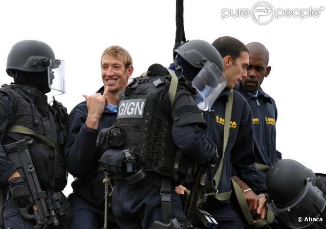Alain Bernard et Hugues Duboscq jouent aux otages pour les Journées de la sécurité intérieure. Octobre 2009 