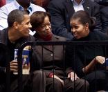Le couple Obama (et la mère de Michelle)  assistent à un match de basket universitaire (28 novembre 2009)