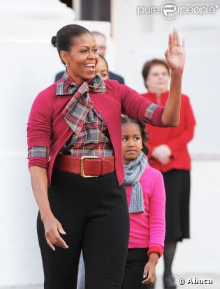 Michelle Obama et ses filles Malia et Sasha reçoivent leur sapin de noël (Washington, 27 novembre 2009)