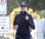 Julia Roberts s'offrait un petit footing en musique, équipée d'un iPod dernier cri, dans les rues de Malibu, le samedi 21 novembre.