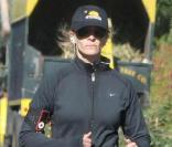 Julia Roberts s'offrait un petit footing en musique, équipée d'un iPod dernier cri, dans les rues de Malibu, le samedi 21 novembre.