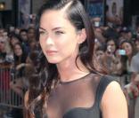 Megan Fox version femme fatale en robe noire très sexy 