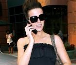 Kate Beckinsale en mode casual dans une longue robe noire à volants 