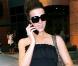 Kate Beckinsale en mode casual dans une longue robe noire à volants