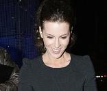 Kate Beckinsale toujours fidèle a ses robes noires. Avec des collants et des escarpins, elle assure. 