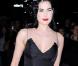 Dita Von Teese dans une longue robe satinée. Un noir qui met en valeur sa belle crinière...