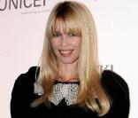 Claudia Schiffer ravissante dans une robe noire à manches ballon