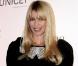 Claudia Schiffer ravissante dans une robe noire à manches ballon