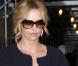 Charlize Theron en mode casual avec une robe noire, simple, associée à des spartiates