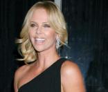 Pour le soir, Charlize sort sa plus jolie robe drapée 