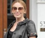 Kylie Minogue associe sa robe noire avec un petit blouson en cuir. Le top 