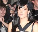 Lily Allen en robe noire transparente, impeccable et sublime... 