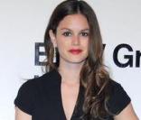 En longue robe noire, Rachel Bilson fait toujours sensation 