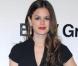 En longue robe noire, Rachel Bilson fait toujours sensation