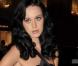 Katy Perry version femme fatale dans une robe noire mi-longue jouant sur la transparence