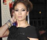 Jennifer Lopez en bottes et robe noire : une véritable femme fatale sur tapis rouge  