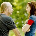Regardez la rebelle Kristen Stewart tenter... de sauver un couple !