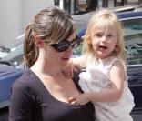 Violet Affleck et sa maman Jennifer Garner : comment résister à cette petite bouille ? (7 septembre 2008) 
