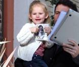 Violet Affleck et son papa Ben Affleck. Mais la petite continue de penser à sa maman avec une photo d'elle : trop mimi ! (5 novembre 2008) 