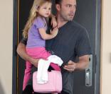 25 novembre 2009 : des cheveux beaucoup plus longs mais la petite Violet est toujours dans les bras d'un de ses parents ! 
